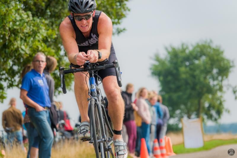 Een man fietst over een weg.