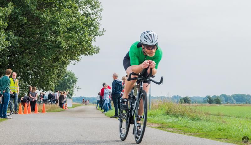 Iemand fietst over een weg.