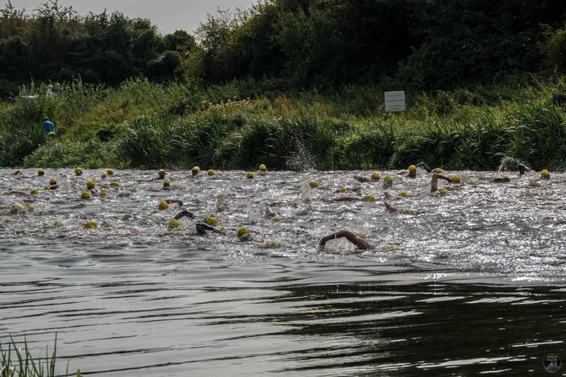 Een groep mensen zwemt in een meer.
