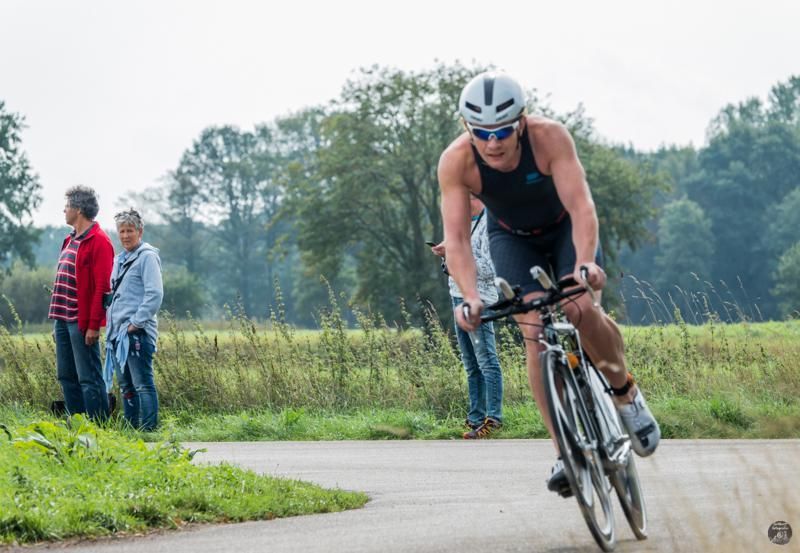 Een man fietst over een weg.