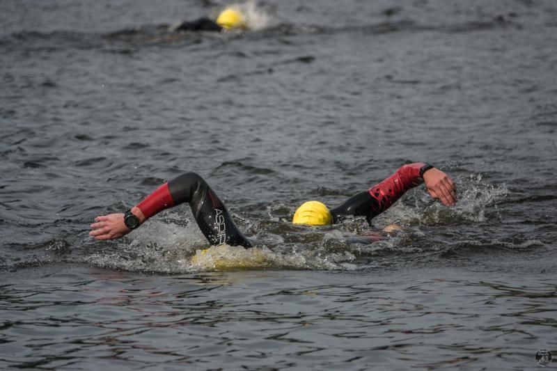 Een groep mensen zwemt in het water.