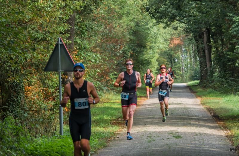 Een groep mensen rent over een weg.
