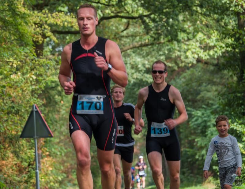 Een groep mannen doet mee aan een race, waarvan er één het nummer 170 draagt