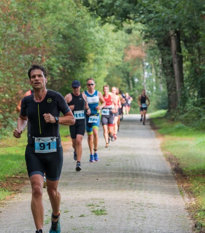 Een groep mensen rent over een pad.