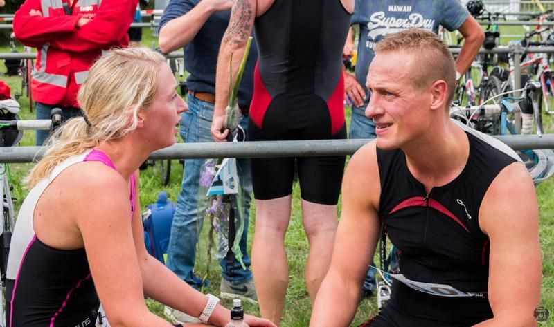 Een man en een vrouw zitten naast elkaar en praten.