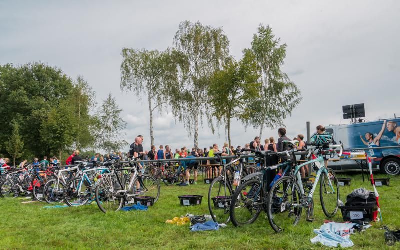 Een aantal fietsen staat geparkeerd in een grasveld.