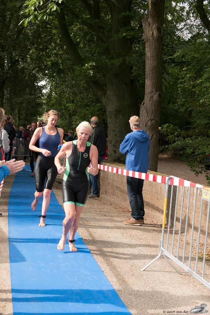 Een groep vrouwen rent over een blauwe loper.