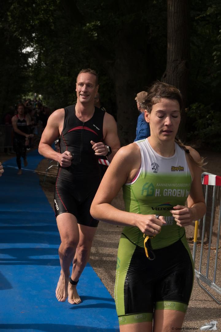 Een man en een vrouw doen mee aan een triatlon.