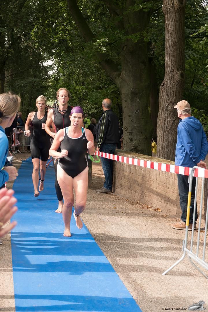Een groep vrouwen rent over een blauwe loper.