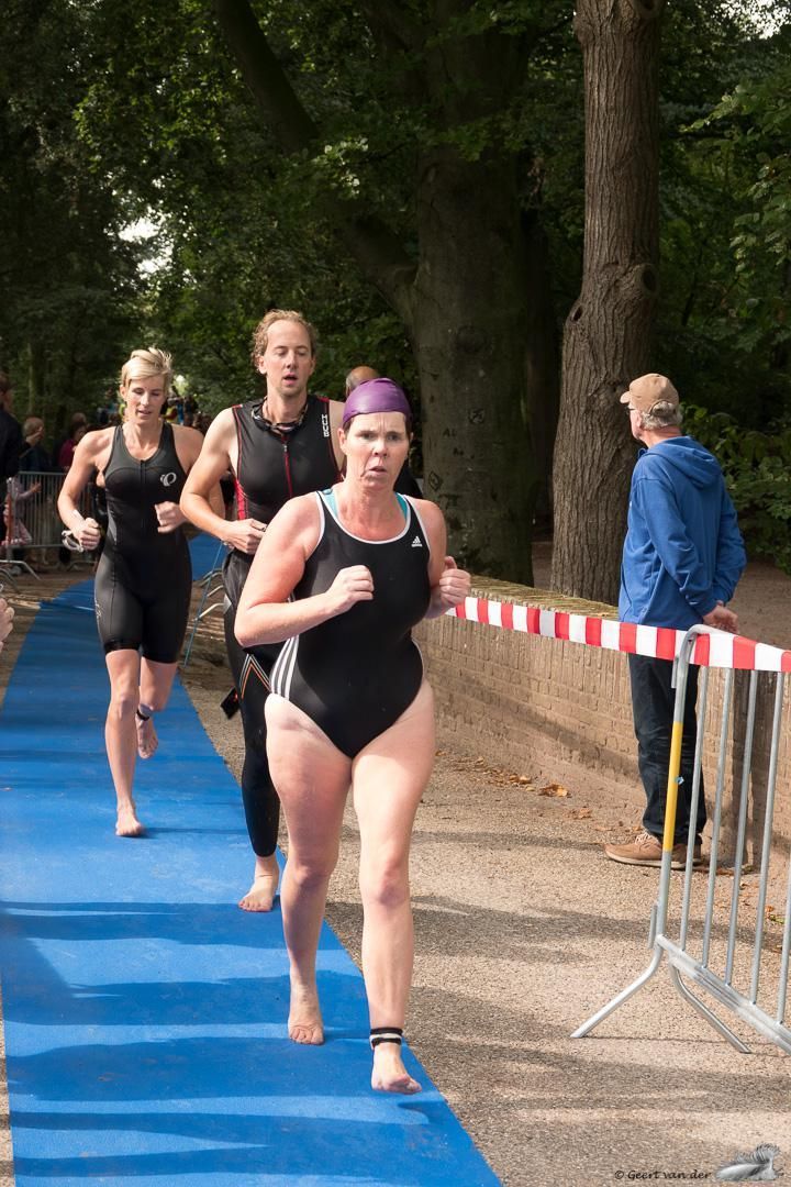 Een groep vrouwen rent over een blauwe loper.