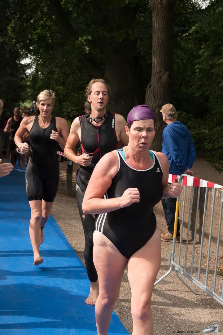 Een groep mensen doet mee aan een triatlon.