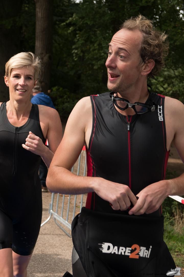 Een man met een dare2tri-tas staat naast een vrouw