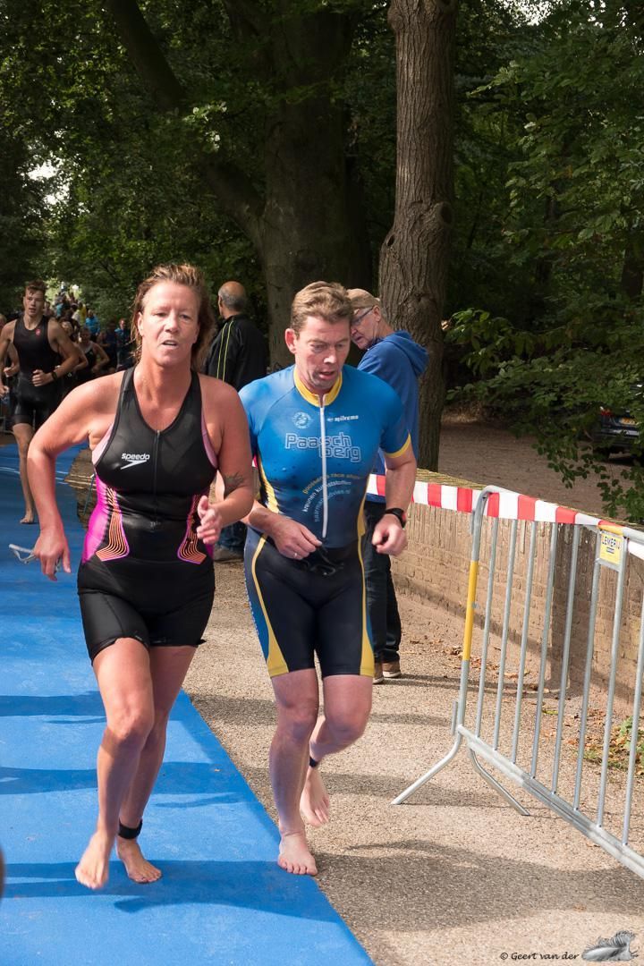Een man en een vrouw doen mee aan een triatlon.