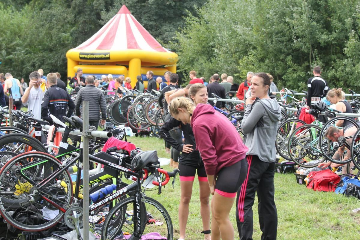 Een groep mensen staat voor een stel fietsen.