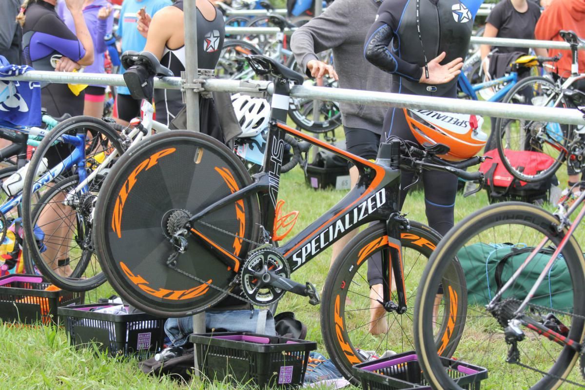 Een speciale fiets staat in het gras geparkeerd.