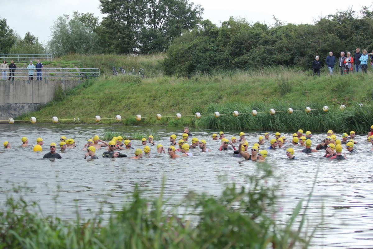 Een groep mensen zwemt in een meer.