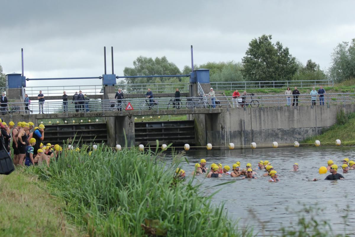 Een groep mensen zwemt in een rivier.