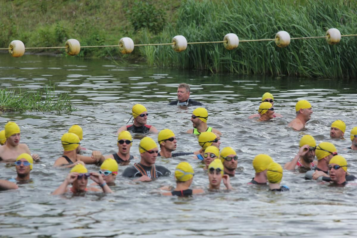 Een groep mensen zwemt in een watermassa.
