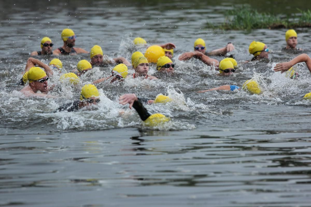 Een groep mensen zwemt in een meer.