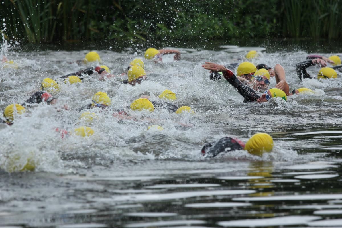 Een groep mensen zwemt in een meer.