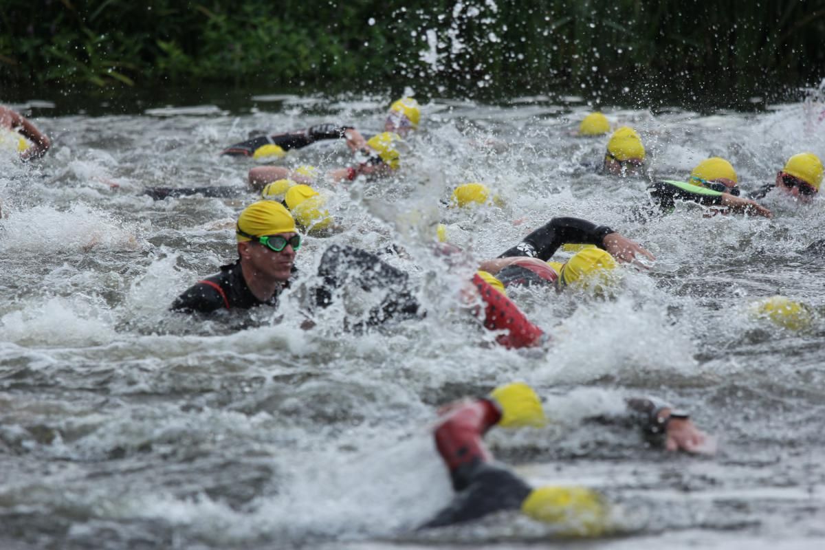 Een groep mensen zwemt in een rivier.