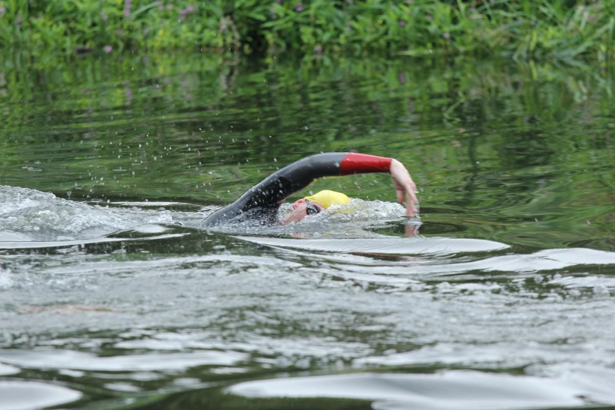 Iemand zwemt in een watermassa.
