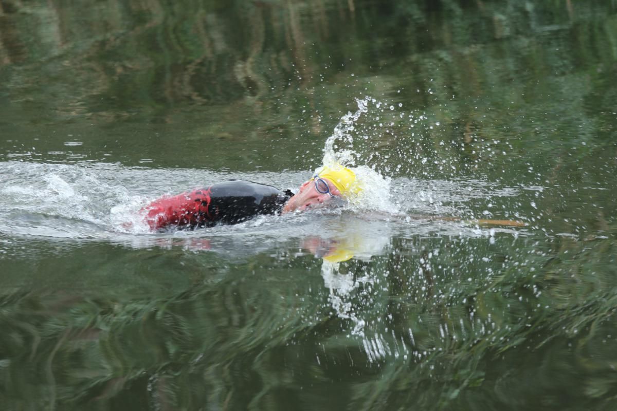 Iemand zwemt in een watermassa.