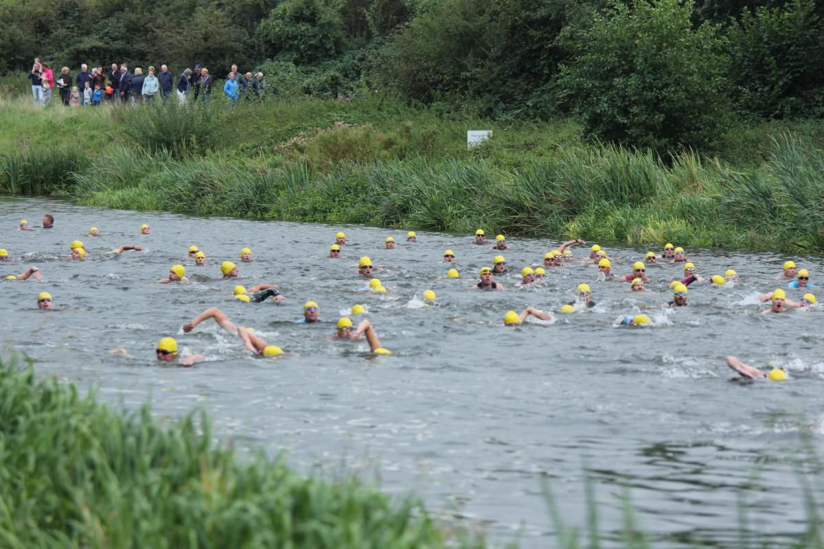 Een groep mensen zwemt in een rivier.