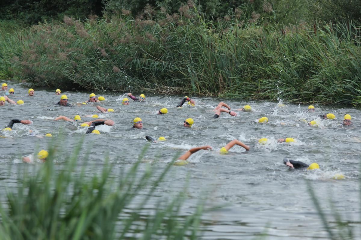 Een groep mensen zwemt in een meer.