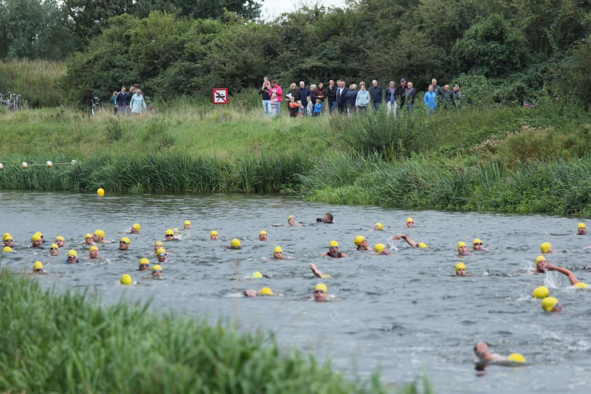 Een groep mensen zwemt in een meer.