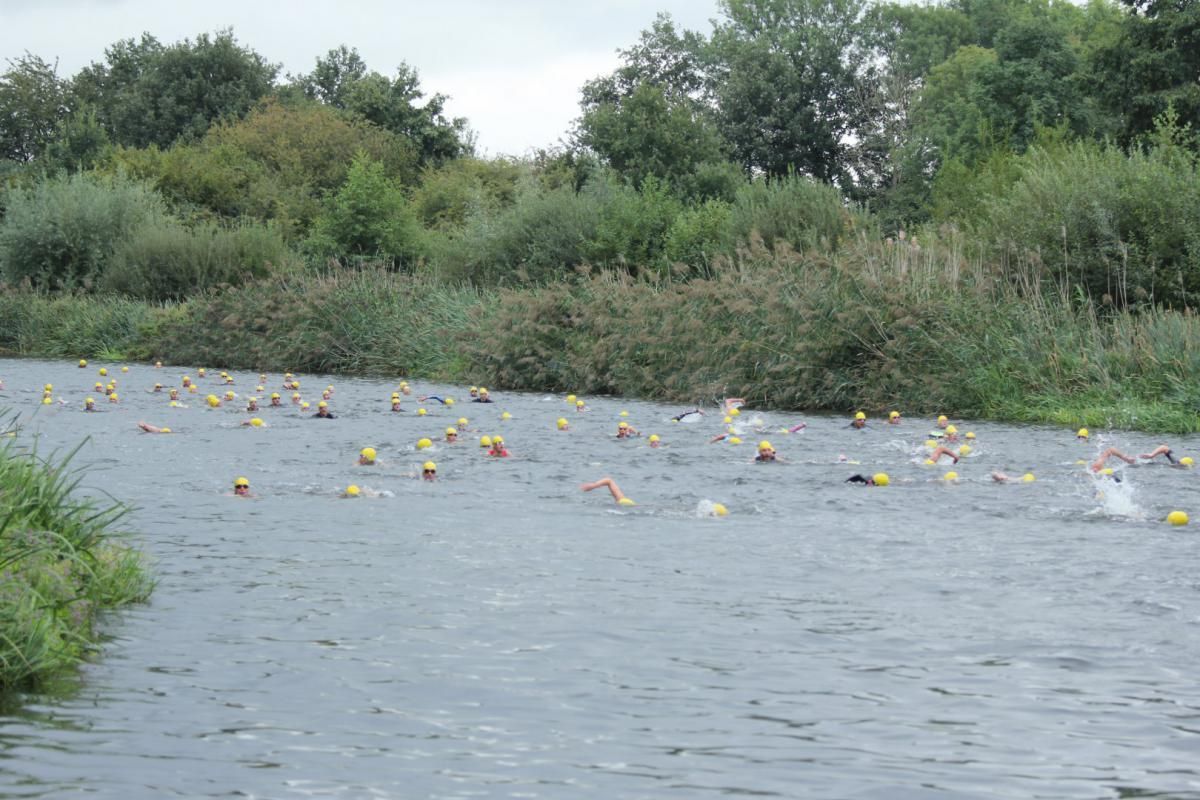 Een groep mensen zwemt in een rivier.