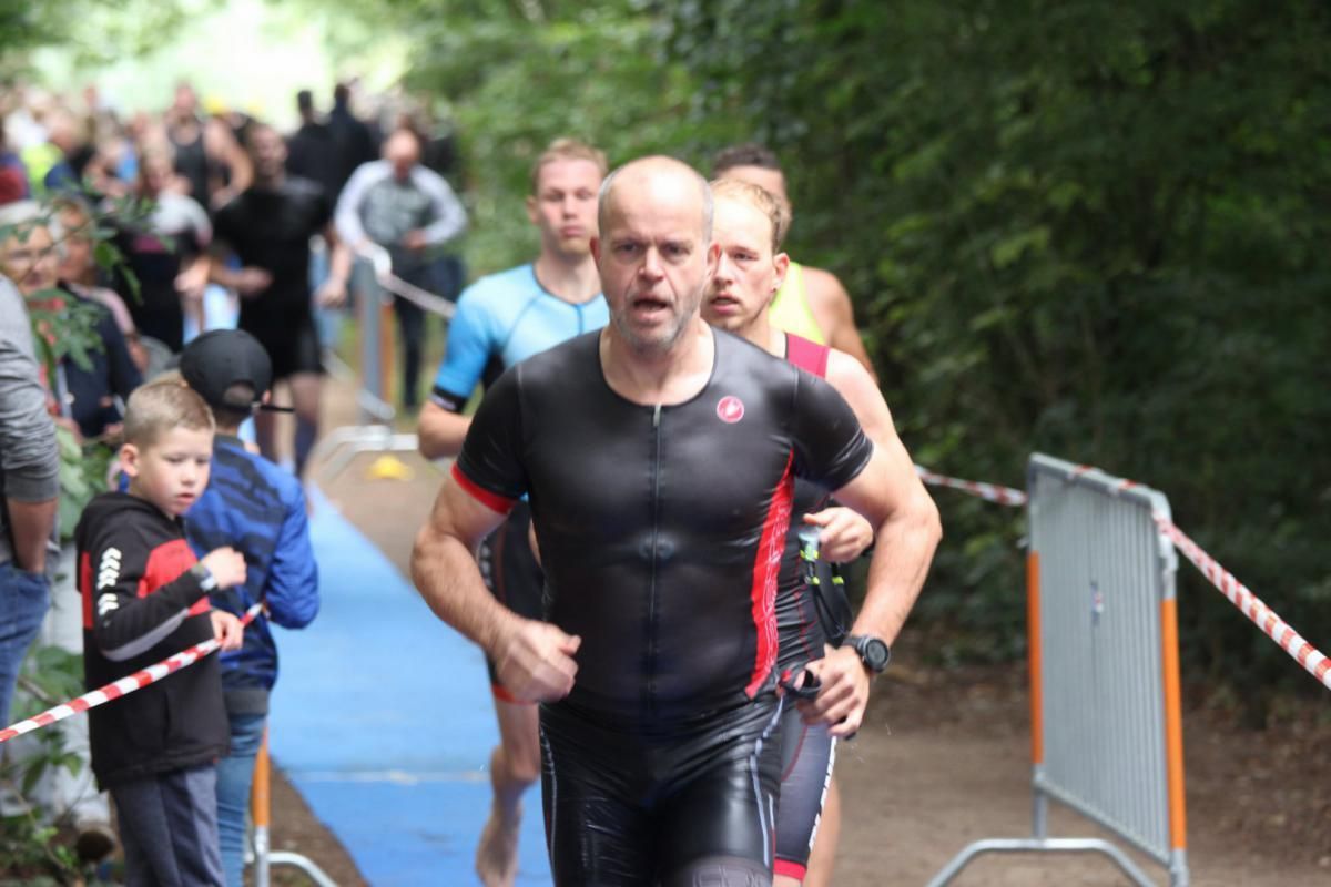 Een groep mensen doet mee aan een race.