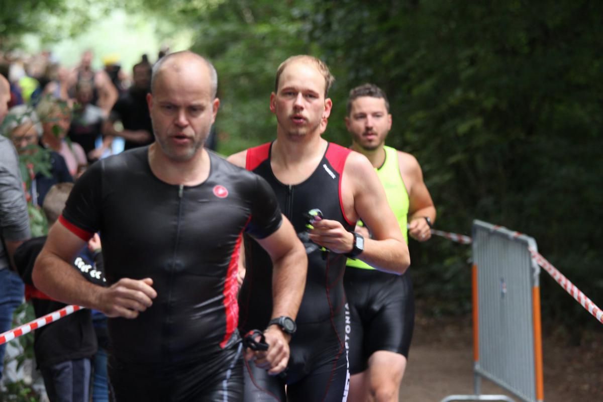 Een groep mannen doet mee aan een triatlon.