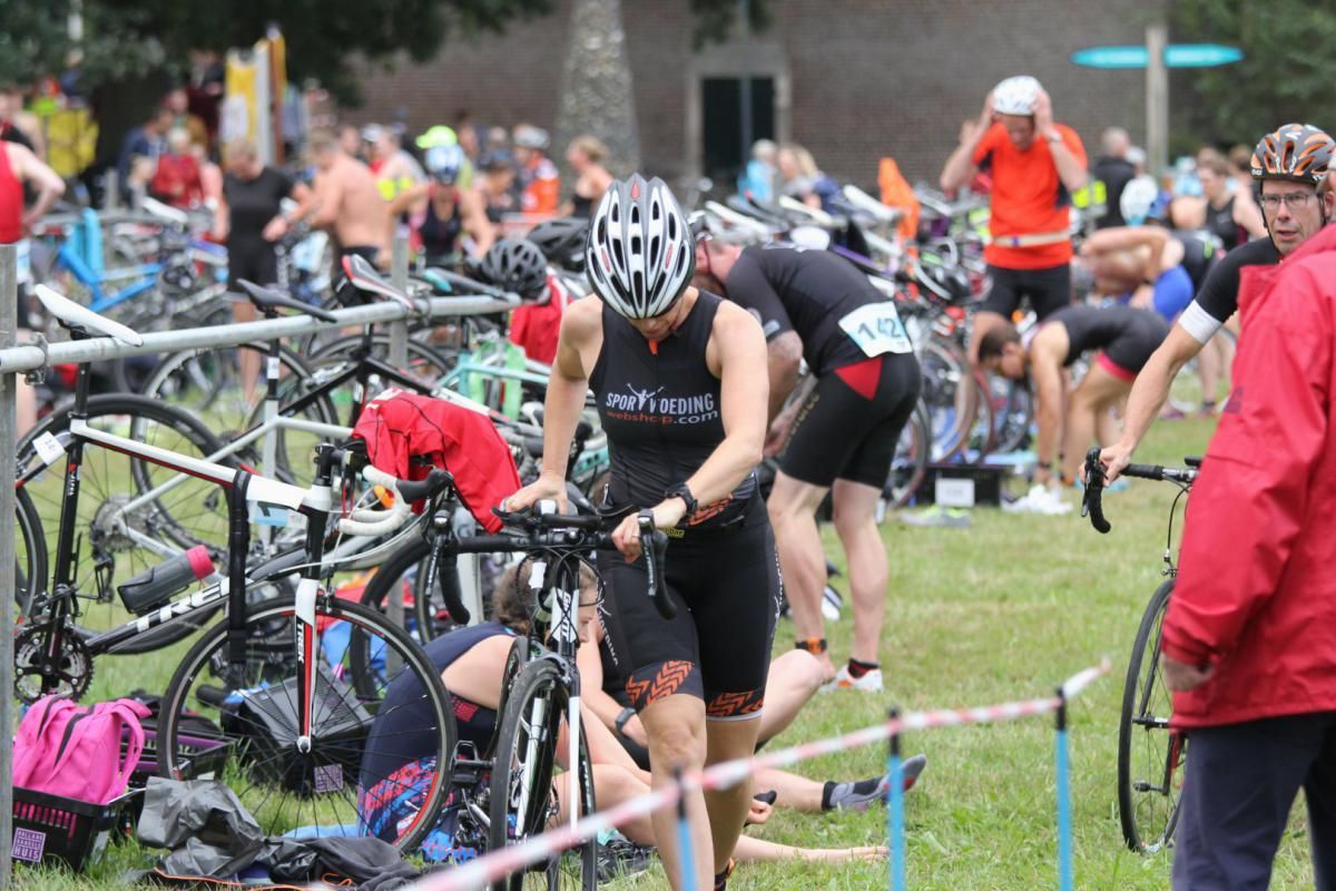 Een groep mensen fietst in een veld.