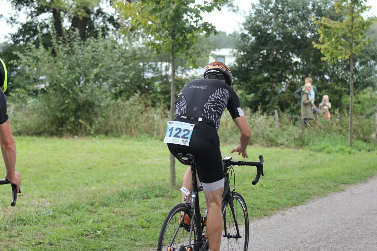 Een man fietst met het nummer 122 op zijn rug.