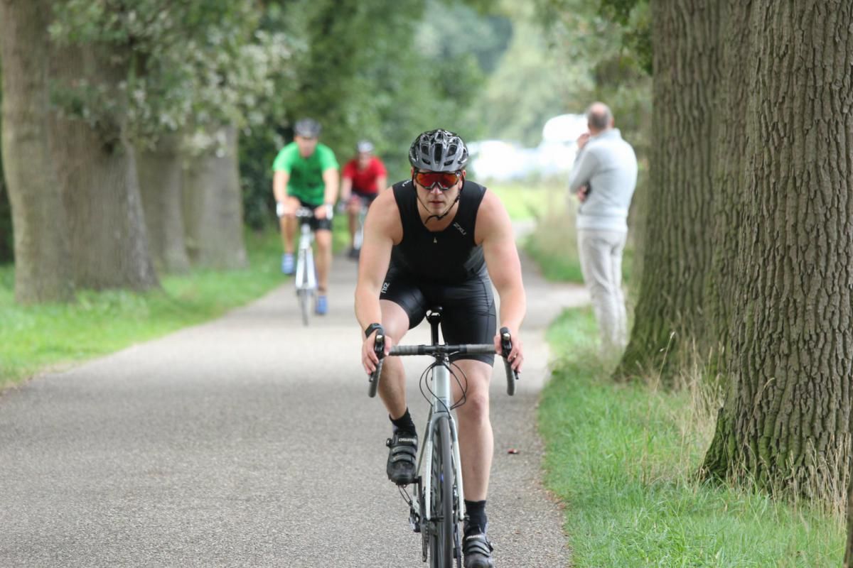 Een man fietst over een pad.