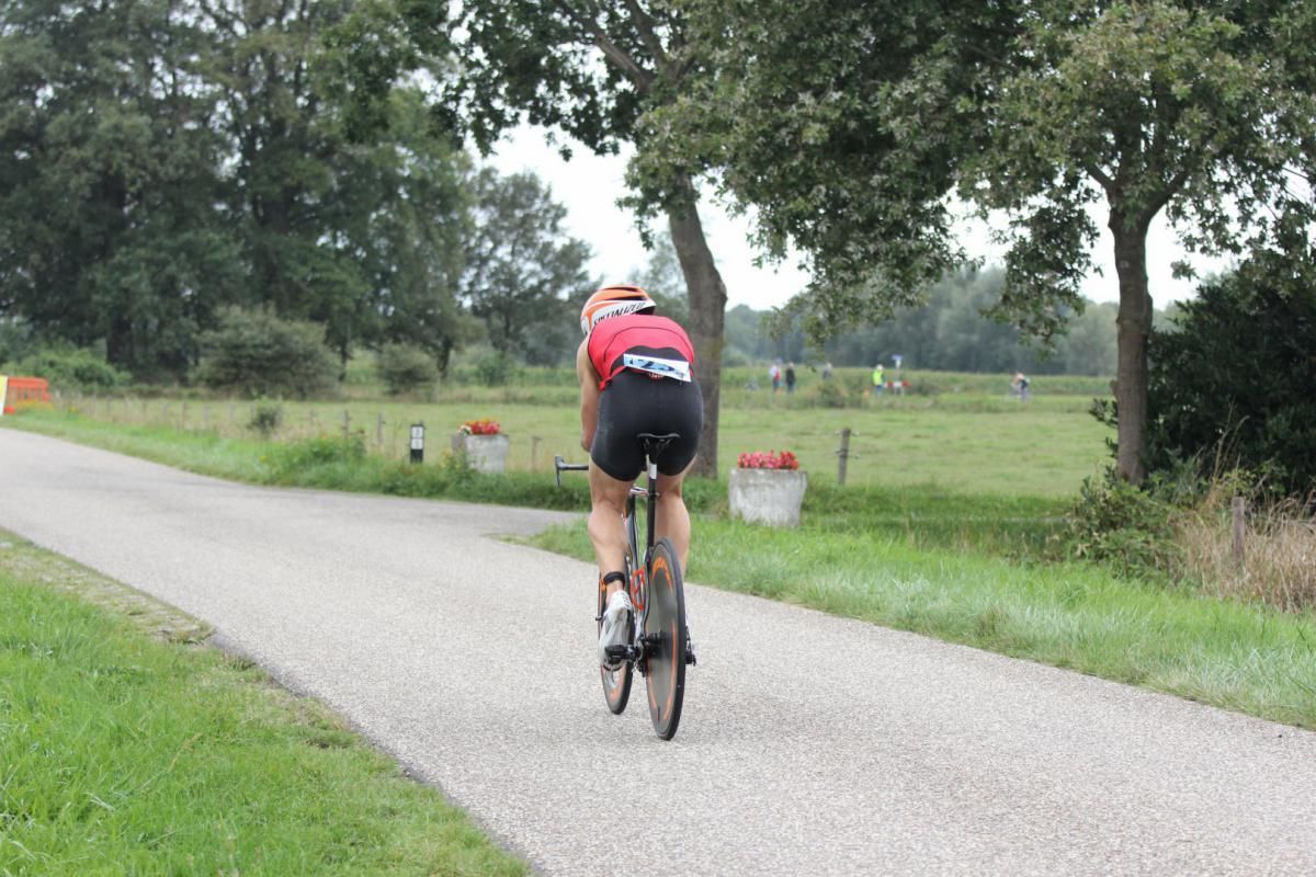 Iemand fietst over een weg.