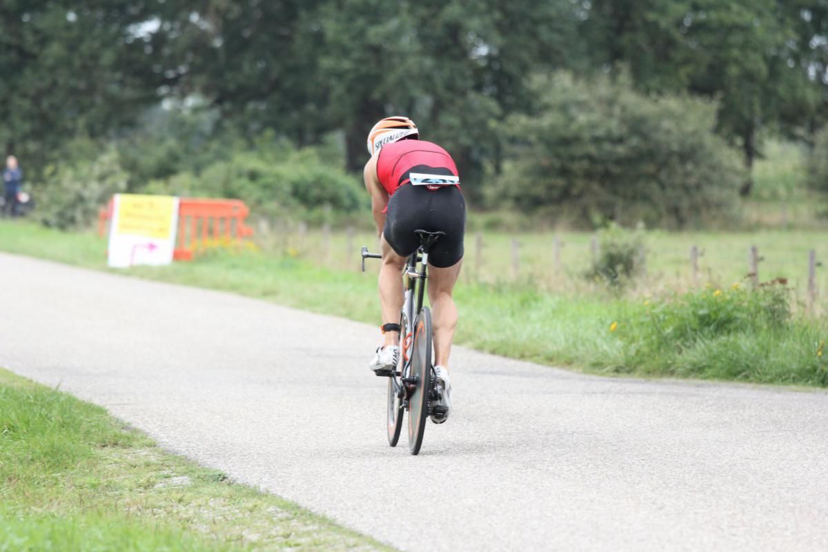 Iemand fietst over een weg.