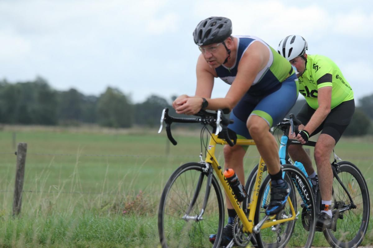 Twee mannen fietsen op een grasveld