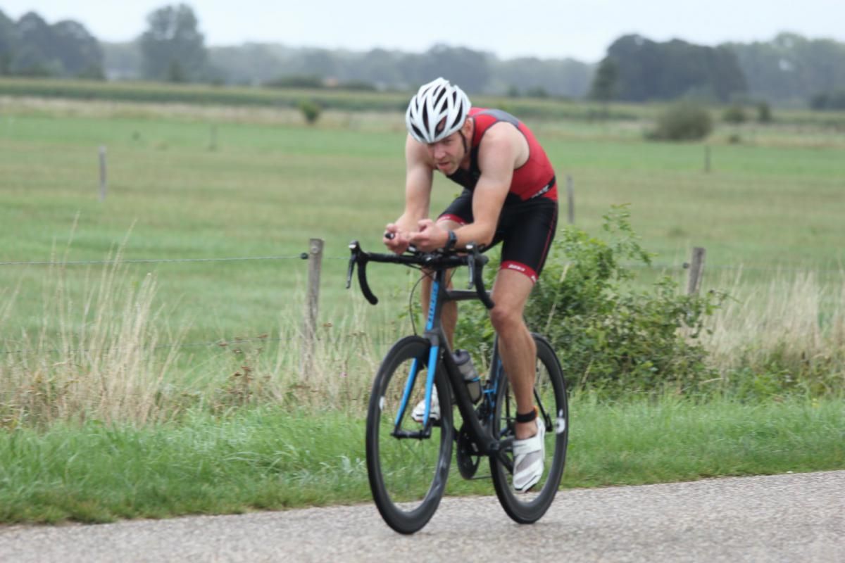 Een man fietst over een weg.