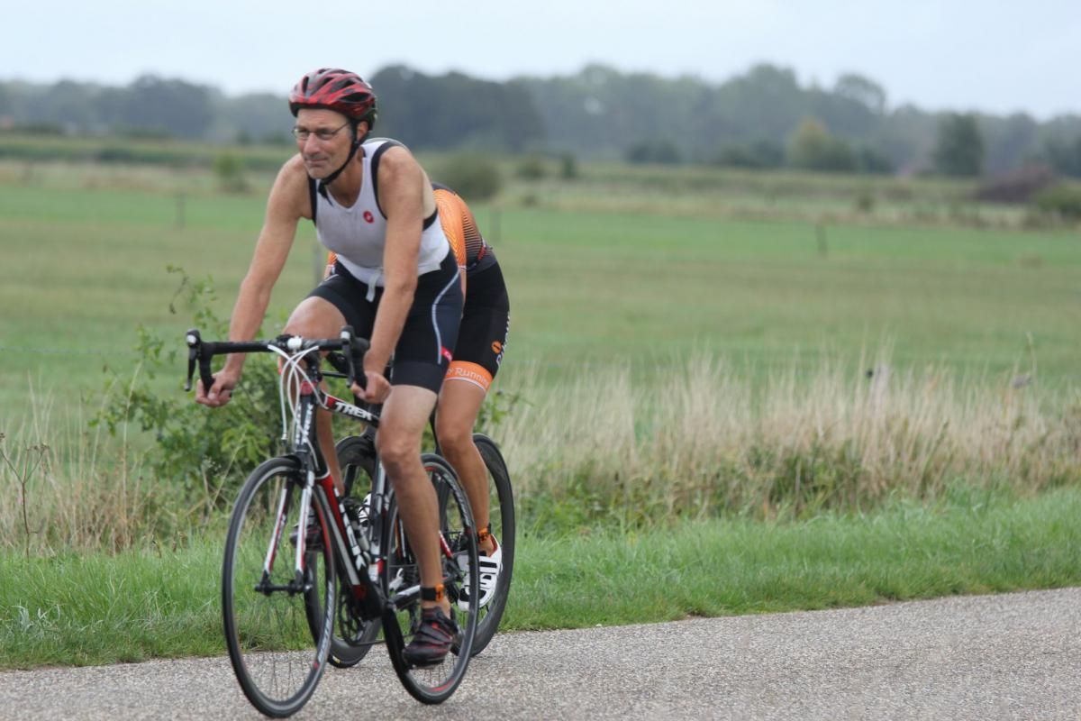 Een man fietst over een weg.