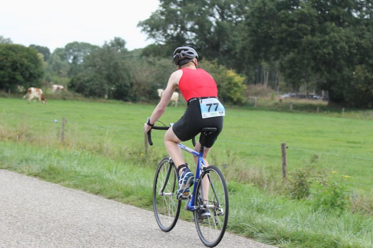 Iemand fietst over een weg.