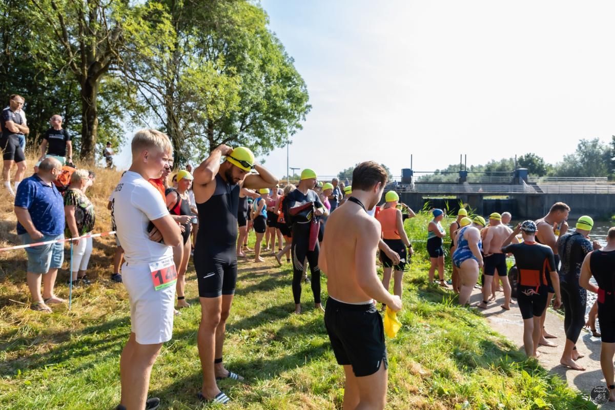 Een groep mensen staat in een grasveld.