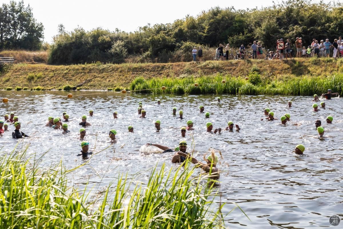Een groep mensen zwemt in een meer.
