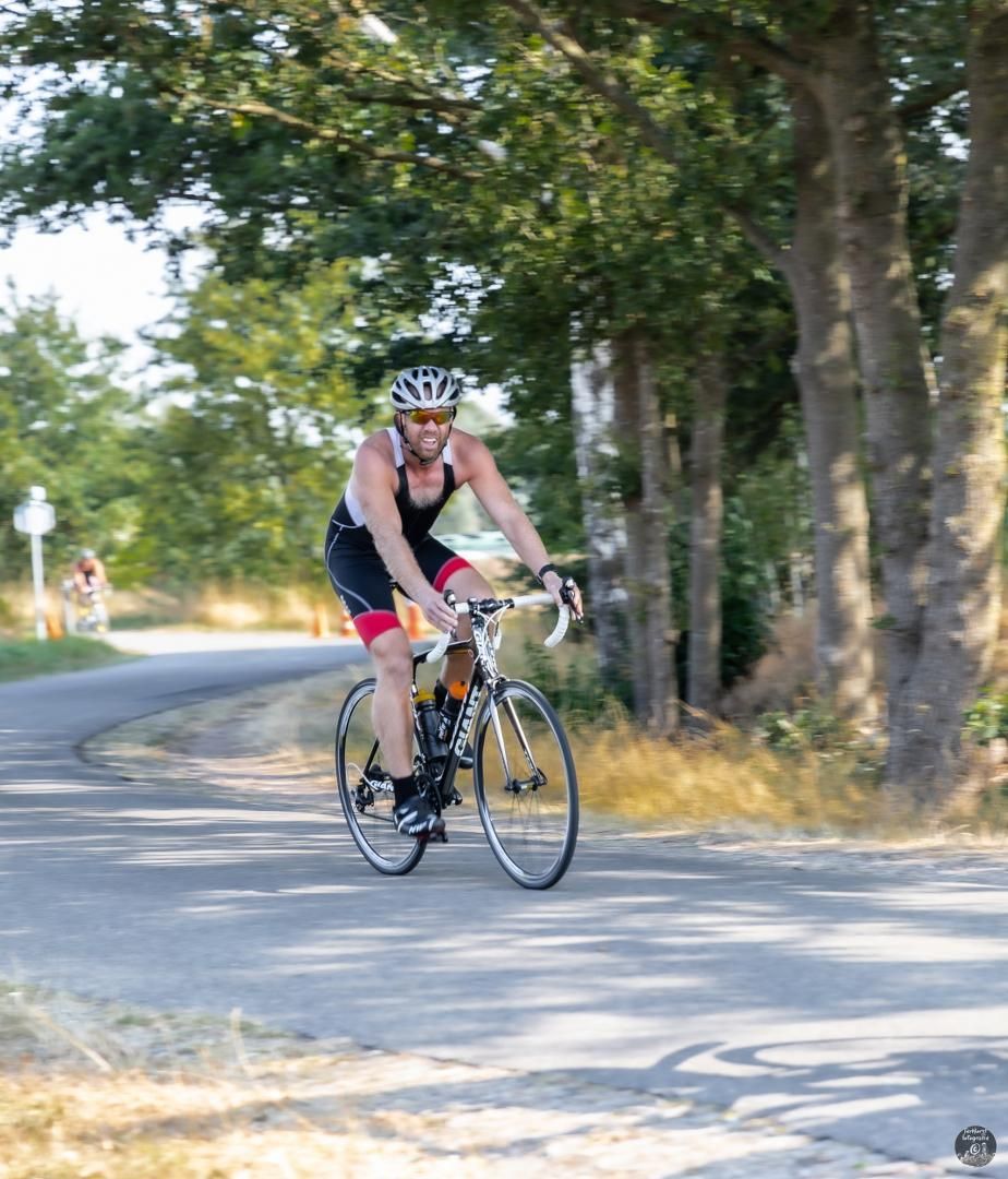 Een man fietst over een weg.