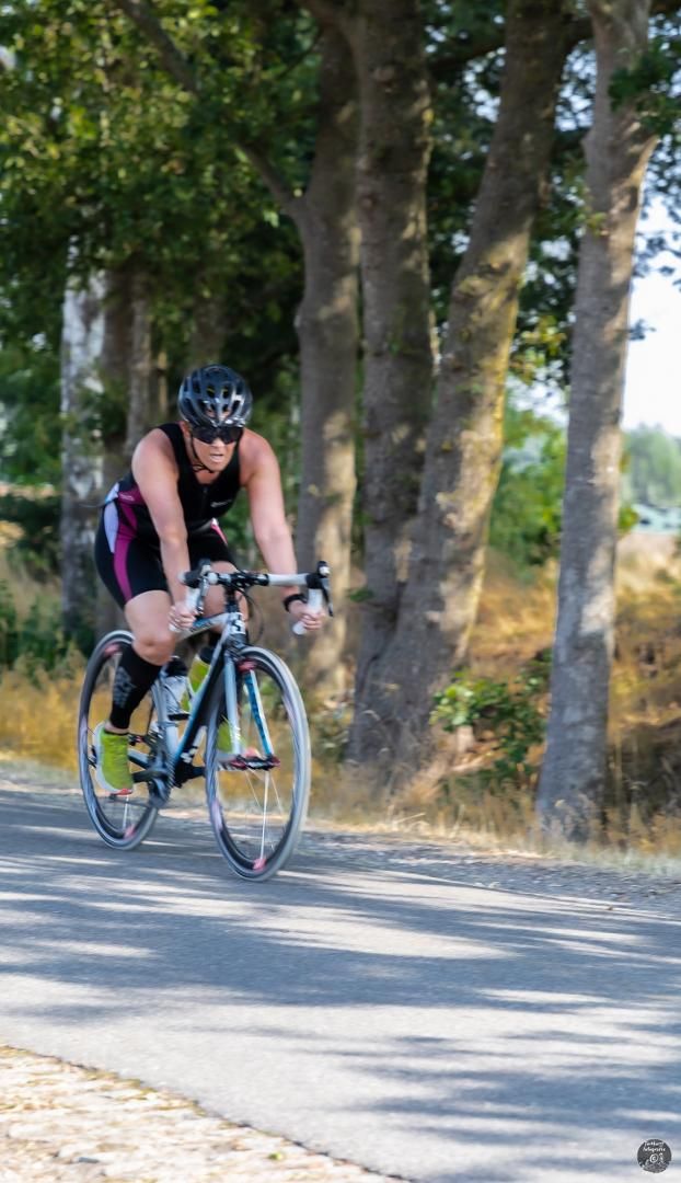 Een man fietst over een weg.
