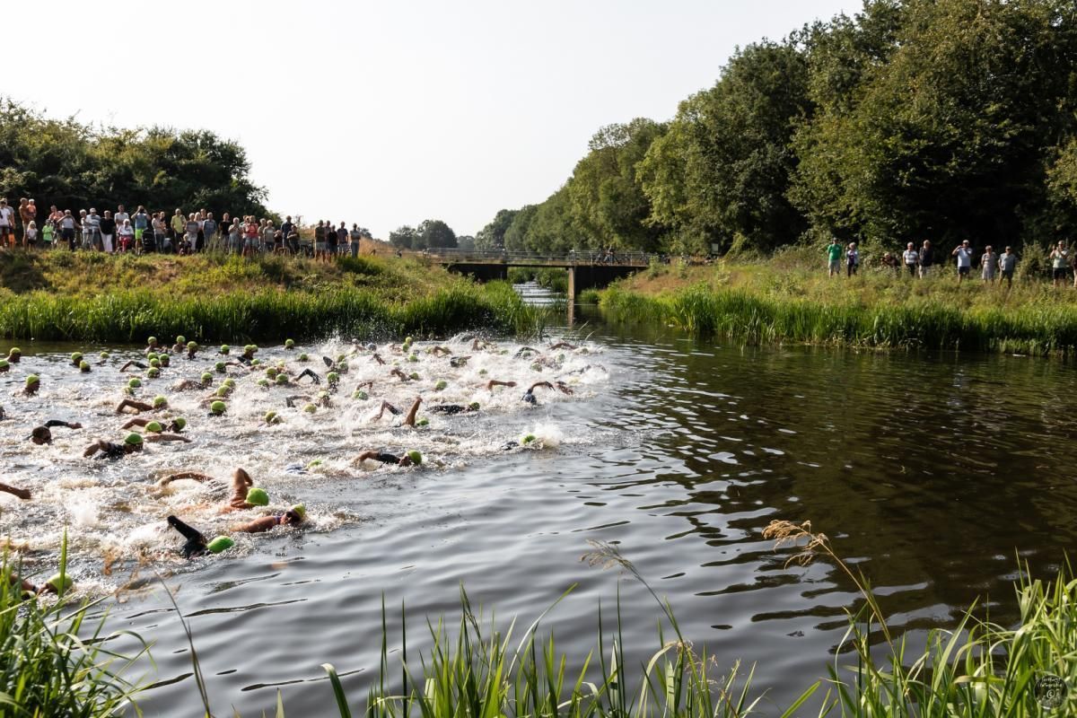 Een groep mensen zwemt in een rivier.