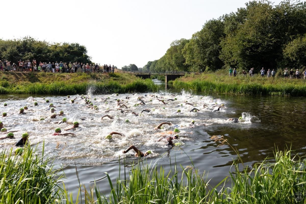 Een groep mensen zwemt in een rivier.