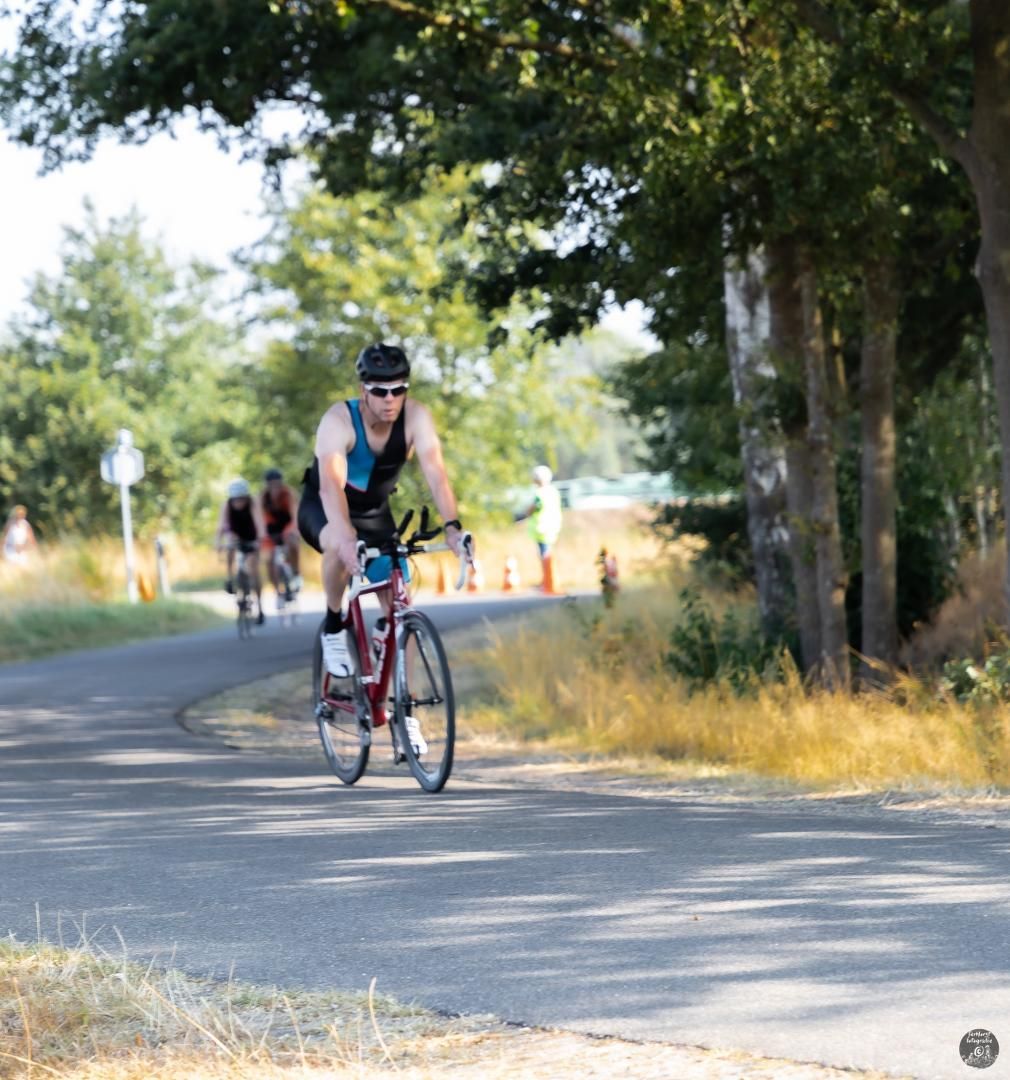 Een man fietst over een weg