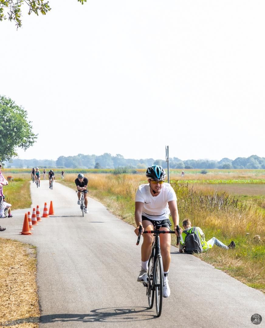 Een man fietst over een weg.
